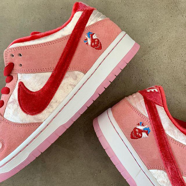 NIKE SB DUNK LOW ''STRANGE LOVE"